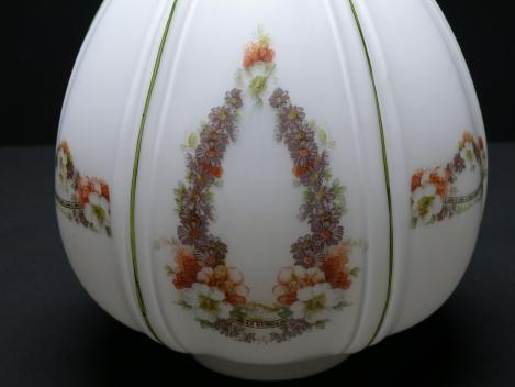 Jugendstil Lampenschirm gebraucht, Überfangglas weiß/farblos bauchiger Zapfen in sechs Felder unterteilt, umlaufend zweifach wechselndes Blumendekor, abschließender Dorn in Kugelform, D: 22cm, H: 28cm, Glashalter 10cm, Dekor