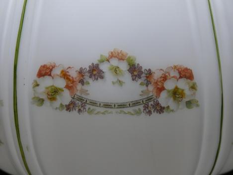 Jugendstil Lampenschirm gebraucht, Überfangglas weiß/farblos bauchiger Zapfen in sechs Felder unterteilt, umlaufend zweifach wechselndes Blumendekor, abschließender Dorn in Kugelform, D: 22cm, H: 28cm, Glashalter 10cm, Blumendekor