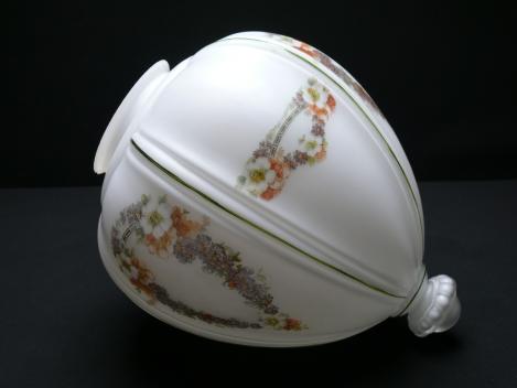 Jugendstil Lampenschirm gebraucht, Überfangglas weiß/farblos bauchiger Zapfen in sechs Felder unterteilt, umlaufend zweifach wechselndes Blumendekor, abschließender Dorn in Kugelform, D: 22cm, H: 28cm, Glashalter 10cm, liegend