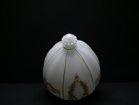 Jugendstil Lampenschirm gebraucht, Überfangglas weiß/farblos bauchiger Zapfen in sechs Felder unterteilt, umlaufend zweifach wechselndes Blumendekor, abschließender Dorn in Kugelform, D: 22cm, H: 28cm, Glashalter 10cm, von oben