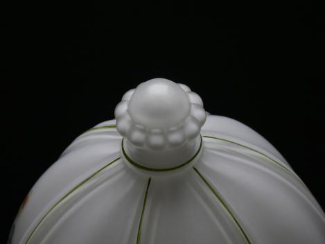 Jugendstil Lampenschirm gebraucht, Überfangglas weiß/farblos bauchiger Zapfen in sechs Felder unterteilt, umlaufend zweifach wechselndes Blumendekor, abschließender Dorn in Kugelform, D: 22cm, H: 28cm, Glashalter 10cm, Abschlussdorn