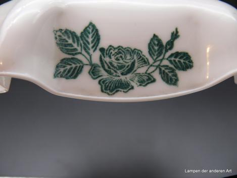 Jugendstil Lampenschirm gebraucht, Glas opal weiß Rosendekor dunkelgrün, gekniffener, ausgestellter Rand, Ersatzschirm D: 22cm, H: 7cm, Griffrand 8cm Detail Rosendekor
