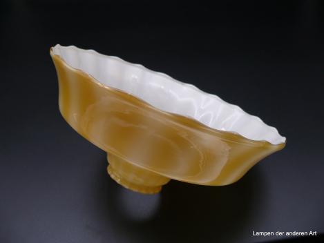 Jugendstil Lampenschirm gebraucht, mundgeblasenes Überfangglas, außen gelb/weiß gestreift, innen weiß, Ersatzglas D: 22cm, H: 10cm, Griffrand 6cm liegend