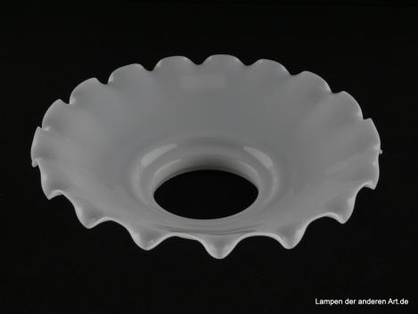 Jugendstil Lampenschirm gebraucht, opal weiße Wandung, schräge Schulter, regelmäßig eng gekniffener Rand, Nostalgie Ersatzschirm D: ca.22cm, H: ca.6,5cm, Glashalter Griffrand 8cm, von unten