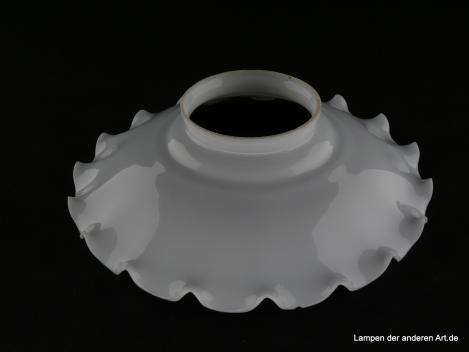 Jugendstil Lampenschirm gebraucht, opal weiße Wandung, schräge Schulter, regelmäßig eng gekniffener Rand, Nostalgie Ersatzschirm D: ca.22cm, H: ca.6,5cm, Glashalter Griffrand 8cm