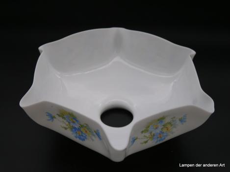 Jugendstil Lampenschirm gebraucht, 6-fach gekantet, Glas opal weiß mit Blumendekor, Kornblumen auf allen sechs Flächen, D: 23cm, H: 9cm, Griff-Rand 6cm von unten