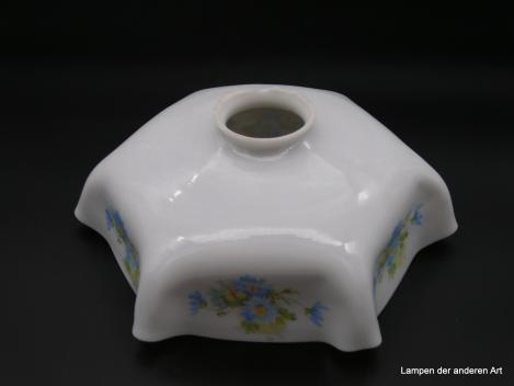 Jugendstil Lampenschirm gebraucht, 6-fach gekantet, Glas opal weiß mit Blumendekor, Kornblumen auf allen sechs Flächen, D: 23cm, H: 9cm, Griff-Rand 6cm
