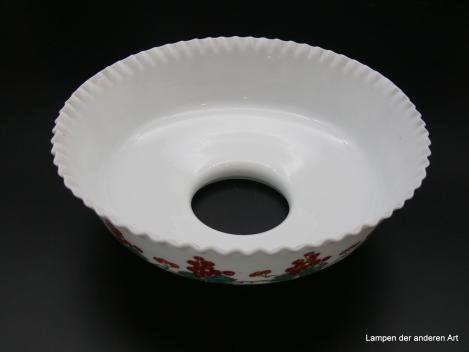 Jugendstil Lampenschirm gebraucht, Glas opal weiß mit Früchtedekor Johannisbeeren, sanft gewellter Rand, D: 23cm, H: 8cm, Griff-Rand 8cm von unten