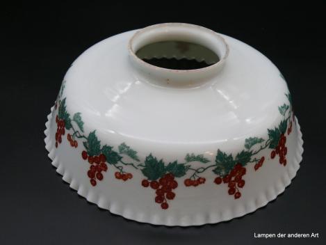 Jugendstil Lampenschirm gebraucht, Glas opal weiß mit Früchtedekor Johannisbeeren, sanft gewellter Rand, D: 23cm, H: 8cm, Griff-Rand 8cm