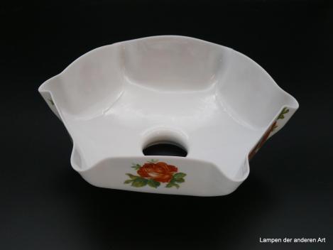 Jugendstil Lampenschirm gebraucht, opal weiß, sechs nach außen gewölbte Kanten, dazwischen liegende Flächen abwechselnd mit einer Rose bzw. einem Rosenpaar verziert, Nostalgieglas D: 23cm, H: 9cm, Glashalterand 6cm von unten