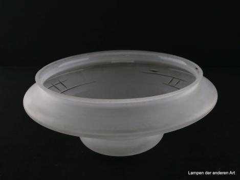 Jugendstil Lampenschirm gebraucht, Glas, satinierte Oberfläche, breite Schulter mit Kerbschliff verziert, abgeschnürtes Endstück halbrund mit Sternschliff,  Nostalgie Ersatzschirm D: 23cm, H: 10cm, Glashalter Griffrand 20cm, von unten