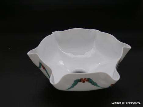 Jugendstil Lampenschirm gebraucht, Glas opal weiß, sechsfach gekniffene runde Form, verziert mit einer die Wandung umschwingende Ranke aus stilisierten Blüten und Blättern, Nostalgieglas D: 23cm H: 10cm, Griffrand Glashalter 6cm, von innen
