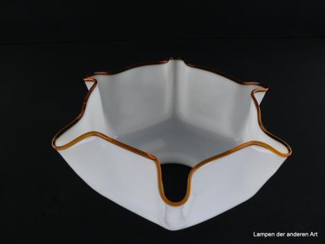 Jugendstil Lampenschirm gebraucht, Glas opal weiß, sechsfach gekniffene Wandung, eckige Form, bernsteinfarbener Glasfadenrand, Nostalgie Ersatzglas D: ca.23cm, H: ca.11cm, Glashalter Griffrand 8cm, von unten