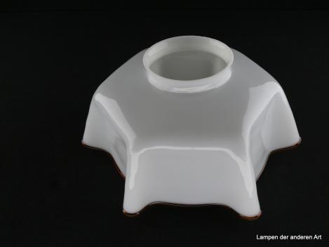 Jugendstil Lampenschirm gebraucht, Glas opal weiß, sechsfach gekniffene Wandung, eckige Form, bernsteinfarbener Glasfadenrand, Nostalgie Ersatzglas D: ca.23cm, H: ca.11cm, Glashalter Griffrand 8cm