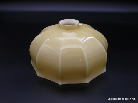 Jugendstil Lampenschirm gebraucht, Glas außen zart gelb, innen weiß, in die Rundung vertikal gekniffene Abtrennungen, eingeschnürter und leicht ausgestellter Rand, Ersatzglas D: 23cm, H: 13cm, Griffrand 6cm