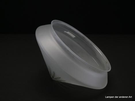 Jugendstil Lampenschirm gebraucht, antikes geschlossenes Glas grau satiniert, kegelförmig ausgestaltete Wandung, geschliffenes Strahlendekor im Zentrum der Kegelspitze, Ersatzschirm für alte Lampen, D: ca.23cm, H: ca.13cm, Glashalter 20cm, seitlich
