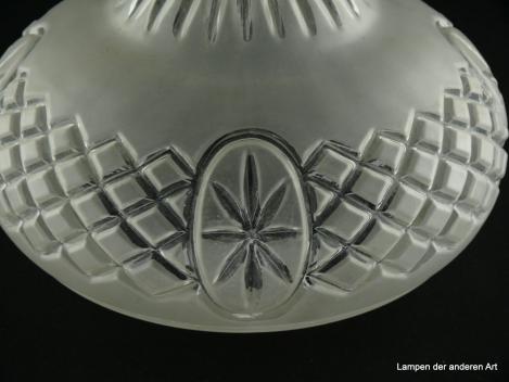 Jugendstil Lampenschirm gebraucht, Pressglas grau satiniert, aneinandergereihte Rhomben zieren als umlaufendes Band den bauchigen Teil, unterbrochen von vier Medallions, mittig erhöht verzierte Kuppel, Ersatzglas, Sondergröße Griff 16cm, Detail Dekor