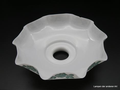 Jugendstil Lampenschirm gebraucht, Glas opal weiß, Rosendekor dunkelgrün, gekniffener, ausgestellter Rand, Ersatzschirm D: 22cm H: 7cm, Griffrand 6cm von unten