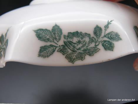 Jugendstil Lampenschirm gebraucht, Glas opal weiß, Rosendekor dunkelgrün, gekniffener, ausgestellter Rand, Ersatzschirm D: 22cm H: 7cm, Griffrand 6cm Detail Motiv