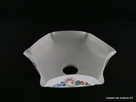 Jugendstil Lampenschirm gebraucht, Glas weiß glänzend, breite Schulter, untere Wandungszone sechsfach gekniffen, umfangen von einer farbigen Ranke aus Blüten und Blättern, leichter Dekorabrieb, Nostalgie Ersatzglas D: 23cm, H: 9cm, Griff 6cm, von unten