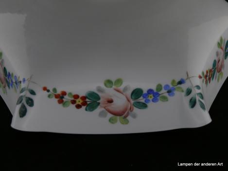 Jugendstil Lampenschirm gebraucht, Glas weiß glänzend, breite Schulter, untere Wandungszone sechsfach gekniffen, umfangen von einer farbigen Ranke aus Blüten und Blättern, leichter Dekorabrieb, Nostalgie Ersatzglas D: 23cm, H: 9cm, Griff 6cm, Detail Dekor