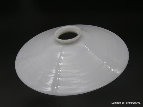 originaler typischer flacher Kegelschirm weiß, hergestellt in reiner Handarbeit, er weist die typischen Riefen sowie Lufteinschlüsse auf, Griffrand Glashalter 6cm