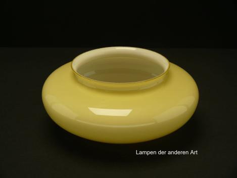 Jugendstil Lampenschirm gebraucht, geschlossenes Glas, außen elfenbeinfarben, innen weiß, flacher Kuppelschirm, Pilzform, Nostalgie Ersatzglas, D: ca. 24cm, H: ca.10cm, Glashalter Griffrand 15cm, von unten