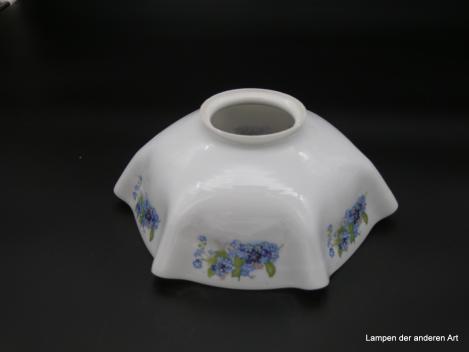 Jugendstil Lampenschirm gebraucht, runder Glaskörper opal weiß, romantisches Vergissmeinnicht-Blumendekor auf allen sechs Feldern zwischen den sechs Kniffen der kurzen Wandung des Nostalgieglases D: 24cm, H: 10cm, Griffrand Glashalter 8cm