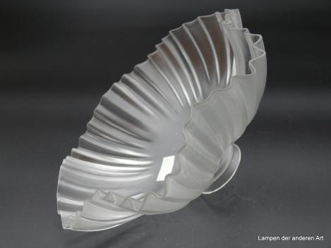 Jugendstil Lampenschirm gebraucht, breit gezogene gefaltete Wandung, satiniert grau, Glasschirm D: 24cm, H: 11cm, Griffrand 6cm, liegend