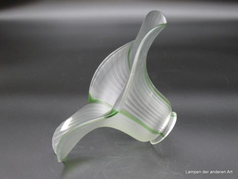 Jugendstil Lampenschirm gebraucht, für diese Zeit typische florale Form, Glas satiniert, leicht gerillte Oberfläche, fünf vertikal verlaufende hellgrüne Linien durchziehen die Wandung des Glasschirms in fast gleichen Abständen D: 24cm, H: 12cm, liegend