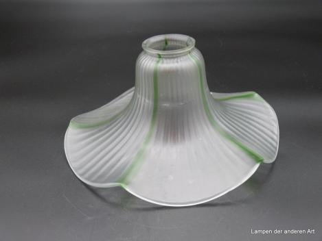 Jugendstil Lampenschirm gebraucht, für diese Zeit typische florale Form, Glas satiniert, leicht gerillte Oberfläche, fünf vertikal verlaufende hellgrüne Linien durchziehen die Wandung des Glasschirms in fast gleichen Abständen D: 24cm, H: 12cm Gh. 6cm