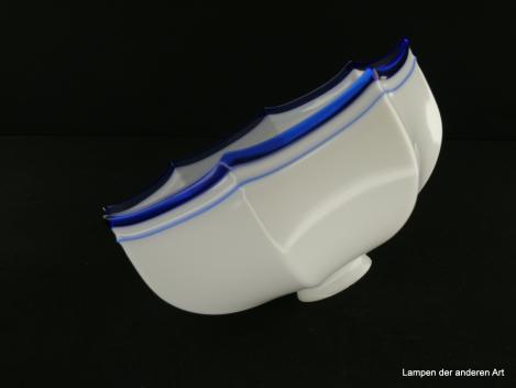 Jugendstil Lampenschirm gebraucht, Glas opal weiß, blau angesetzter klarer Glasfadenabschlussrand, darüber aufgelegter blauer dünner Glasfaden auf weißem Grund, achtfach gekantete Wandung, Nostalgie Ersatzglas D: 24cm, H: 13cm, Griff 6cm, liegend