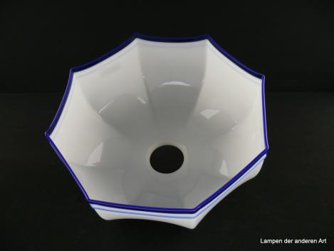 Jugendstil Lampenschirm gebraucht, Glas opal weiß, blau angesetzter klarer Glasfadenabschlussrand, darüber aufgelegter blauer dünner Glasfaden auf weißem Grund, achtfach gekantete Wandung, Nostalgie Ersatzglas D: 24cm, H: 13cm, Griff 6cm, von unten