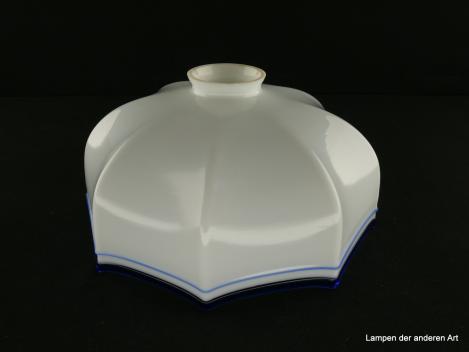 Jugendstil Lampenschirm gebraucht, Glas opal weiß, blau angesetzter klarer Glasfadenabschlussrand, darüber aufgelegter blauer dünner Glasfaden auf weißem Grund, achtfach gekantete Wandung, Nostalgie Ersatzglas für alte Lampen D: 24cm, H: 13cm, Griff 6cm