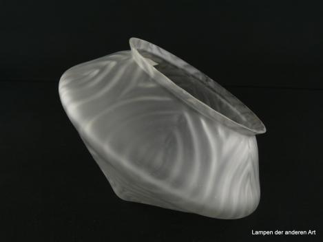 Jugendstil Lampenschirm gebraucht, geschlossenes Glas grau satiniert, Kegel, strukturierte Oberfläche, einer Blütenknospe nachempfunden, Nostalgie Ersatzglas, D: ca. 24cm, H: ca.14cm, Glashalter 16cm Sondergröße, seitlich