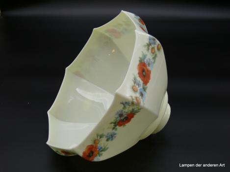 Jugendstil Lampenschirm original, gebraucht, Uranglas opal, konisch aufgezogene gekantete Wandung, am unteren Rand umschließt eine Ranke aus Mohn- Kornblumen- und Kamillenblüten nebst Blattwerk das antike Ersatzglas D: 24cm, H: 14cm, Griffrand 6cm liegend