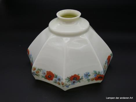 Jugendstil Lampenschirm original, gebraucht, Uranglas opal, konisch aufgezogene gekantete Wandung, am unteren Rand umschließt eine Ranke aus Mohn- Kornblumen- und Kamillenblüten nebst Blattwerk das antike Ersatzglas D: 24cm, H: 14cm, Glashalter 6cm