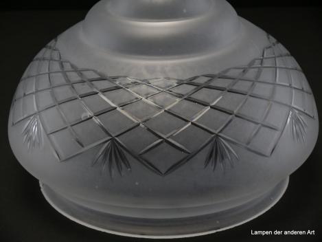 Jugendstil Lampenschirm gebraucht, antikes Glas grau satiniert, gestuft ausgearbeitete untere Wandungszone, geschliffenes Strahlendekor auf dem abgerundeten Dorn, schräg abfallende Wandung mit Kerbschliff in Rauten- und Muschelform, Detail Schliff