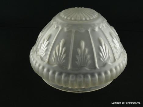 Jugendstil Lampenschirm gebraucht, geschlossenes Glas grau satiniert, reliefiert, in verschiedenen Mustern gestaltet, zum Beispiel stilisierte kleine Spingbrunnen auf der abgeschrägten Wandungszone, Nostalgie Ersatzglas, Glashalterand 20cm
