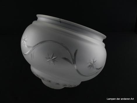 Jugendstil Lampenschirm gebraucht, Glas grau satiniert, kugelförmig, untere Wandungszone zwei mal gestuft, erste Stufe geschliffene Oliven, zweite Stufe mittig Sternschliff, weit schwingende stilisierte Blattranke auf der oberen Wandungszone, von unten