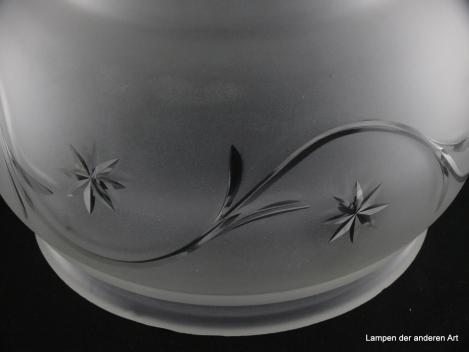 Jugendstil Lampenschirm gebraucht, Glas grau satiniert, kugelförmig, untere Wandungszone zwei mal gestuft, erste Stufe geschliffene Oliven, zweite Stufe mittig Sternschliff, weit schwingende stilisierte Blattranke auf der oberen Wandungszone, Detail Ranke