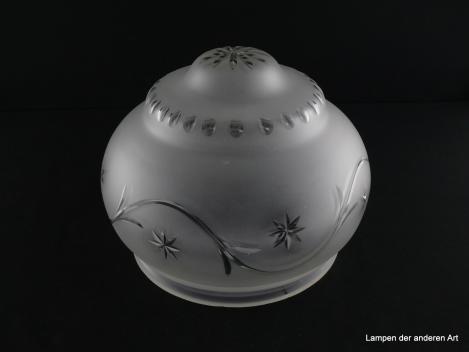 Jugendstil Lampenschirm gebraucht, Glas grau satiniert, kugelförmig, untere Wandungszone zwei mal gestuft, erste Stufe geschliffene Oliven, zweite Stufe mittig mit Sternschliff verziert, weit schwingende stilisierte Blattranke auf der oberen Wandungszone