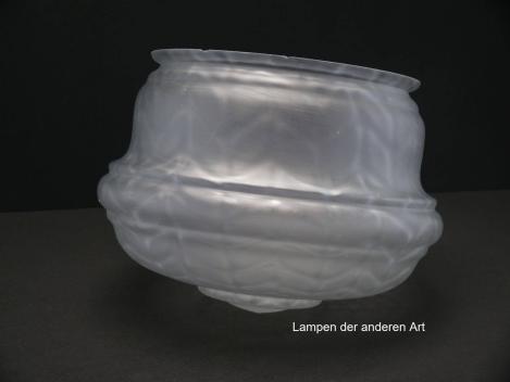 Preview: antiker Art-Deco Lampenschirm gebraucht, geschlossenes Glas, satinierte Oberfläche, geschnürte Wandung, Dekor Fischgrät,  Nostalgie Ersatzschirm, D: ca.24cm, H: ca.18cm, Glashalter Griffrand 20cm, seitlich