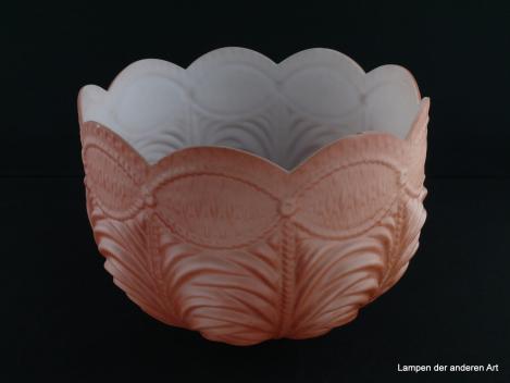 Jugendstil Lampenschirm gebraucht, ziegelfarben, innen weiß, halbkugelförmiges Glas, reliefierter Faltenwurf, unterer Wandungsabschnitt breites Band mit aneinander gereihten Ovalen, gebogter Abschlussrand, Nostalgie Ersatzglas, Griffrand 8cm, von unten