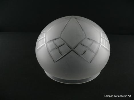 Jugendstil Lampenschirm gebraucht, Glas, satinierte Oberfläche, geschliffene Motive in unteren zwei Dritteln der Wandung, Rauten mit Kreuz im durchgehenden Rapport, Halbkugel,  Nostalgie Ersatzschirm D: ca. 24cm, H: ca.16cm, Glashalter Griffrand 20cm