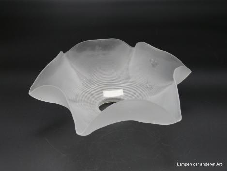 Jugendstil Lampenschirm gebraucht, flaches Lampenglas mit horizontaler Rillenoptik satiniert grau, die Wandung ist am Rand sechsmal gekniffen und gibt dem Ersatzglas seine stilisierte Blütenkelchform D: 25cm, H: 8cm, Griffrand 6cm von unten