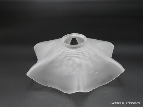 Jugendstil Lampenschirm gebraucht, flaches Lampenglas mit horizontaler Rillenoptik satiniert grau, die Wandung ist am Rand sechsmal gekniffen und gibt dem Ersatzglas seine stilisierte Blütenkelchform D: 25cm, H: 8cm, Griffrand 6cm
