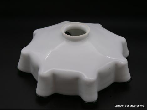 Jugendstil Lampenschirm gebraucht, Glas opal weiß mit grünem Glasfadenrand, Wandung acht Mal in kleinen Bögen nach außen gezogen, Nostalgie Ersatzglas, D: 25cm, H: 9cm, Glashalter Griffrand 6cm, von oben