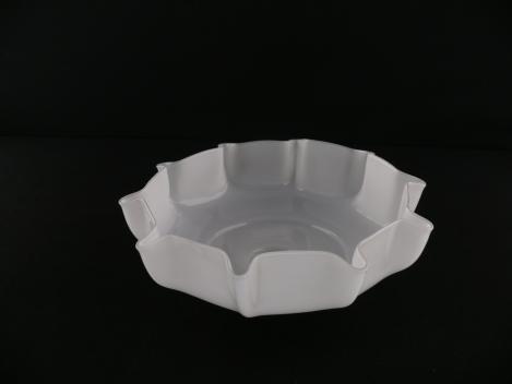Jugendstil Lampenschirm gebraucht, 2-er Set, Glas opal weiß, flache Form, eine kleine Stufe in der breiten Schulter, mehrfach gekniffene Wandung, Nostalgie Ersatzschirm D: 25cm, H: 9cm, Glashalter Griffrand 6cm, liegend