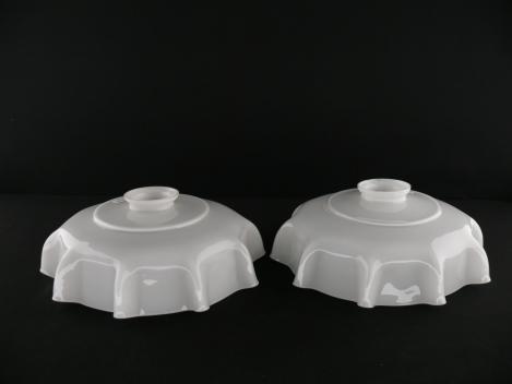 Jugendstil Lampenschirm gebraucht, 2-er Set, Glas opal weiß, flache Form, eine kleine Stufe in der breiten Schulter, mehrfach gekniffene Wandung, Nostalgie Ersatzschirm D: 25cm, H: 9cm, Glashalter Griffrand 6cm, als Paar